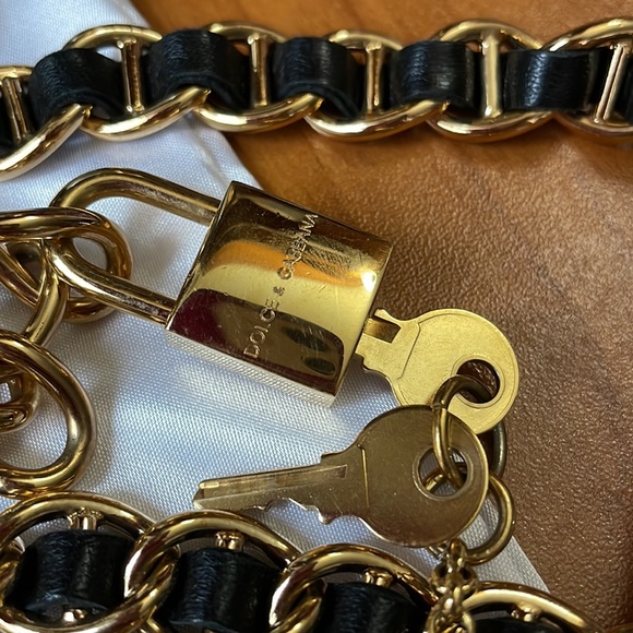 Authentic Dolce and Gabbana Belt/Bag chain with key set - Picture 12 of 15